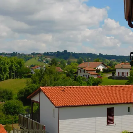 Paille En Queue, Au Pays Basque Avec Piscine Et Vue Sur