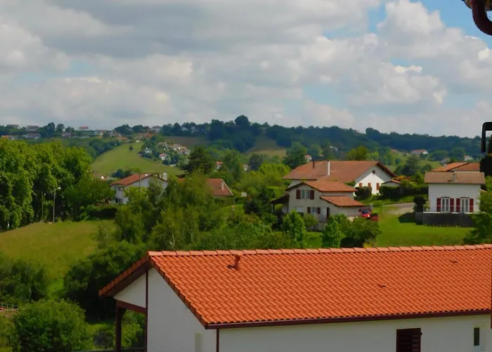 Paille En Queue, Au Pays Basque Avec Piscine Et Vue Sur